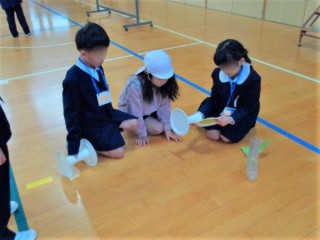 「セロテープをここにとめるよ」