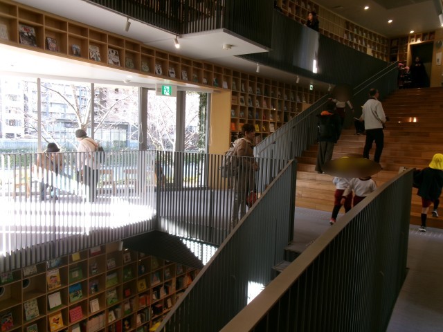 自由に絵本を選んでいます。