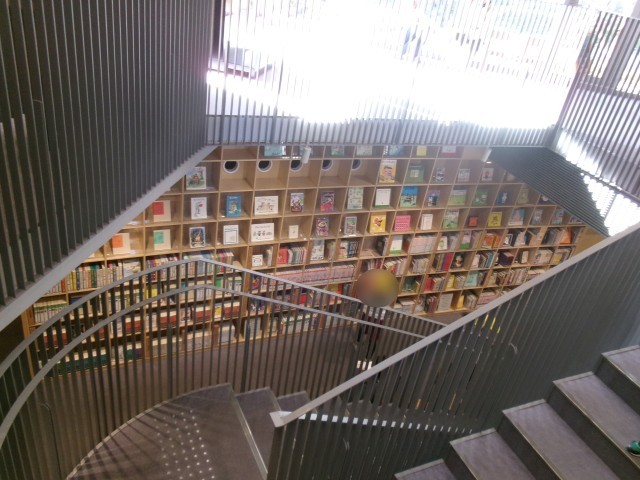 絵本に没頭する子どもたち