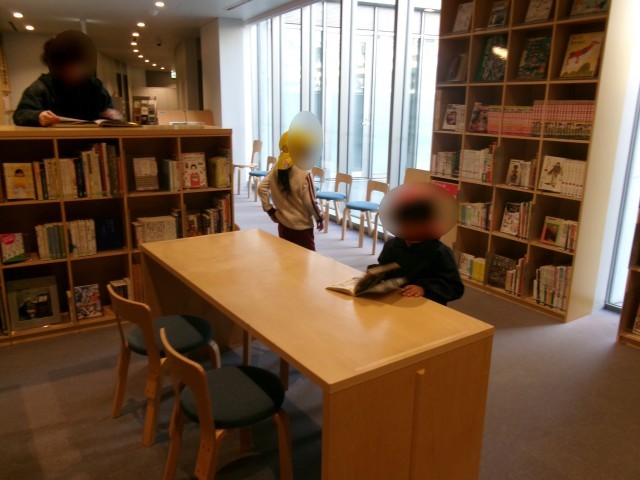 落ち着いて本を読む子どもたち