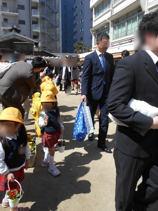 年中、年少さんが花道をつくってお見送り