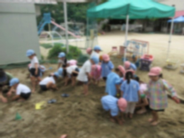 裸足で砂の感触を楽しむ姿
