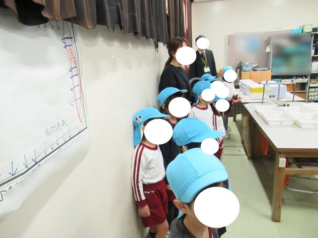４年生　理科の実験を見学しました