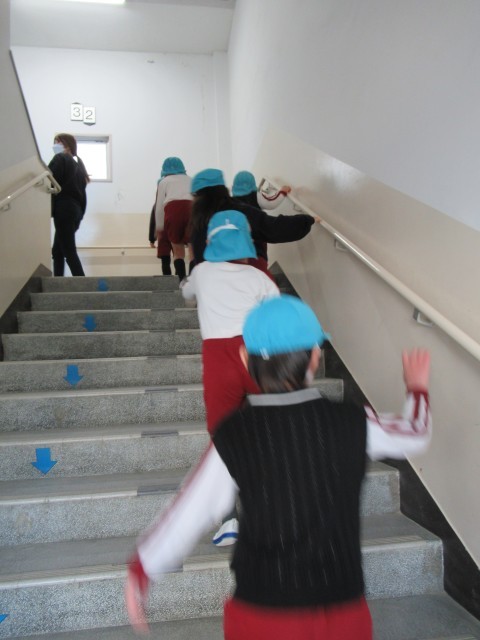 右側通行で階段を昇っていくと・・