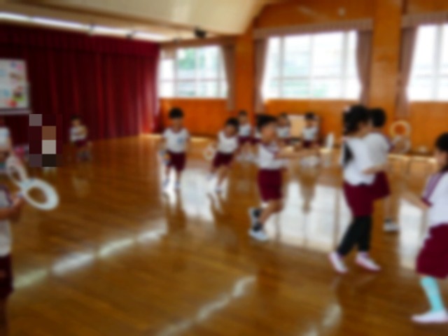そら組がプレゼントの遊び方を見せているところ