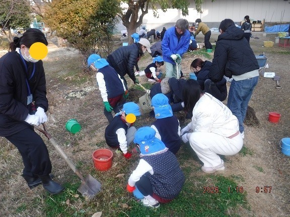 池の補修の初日は、子どもたちも一緒に頑張りました