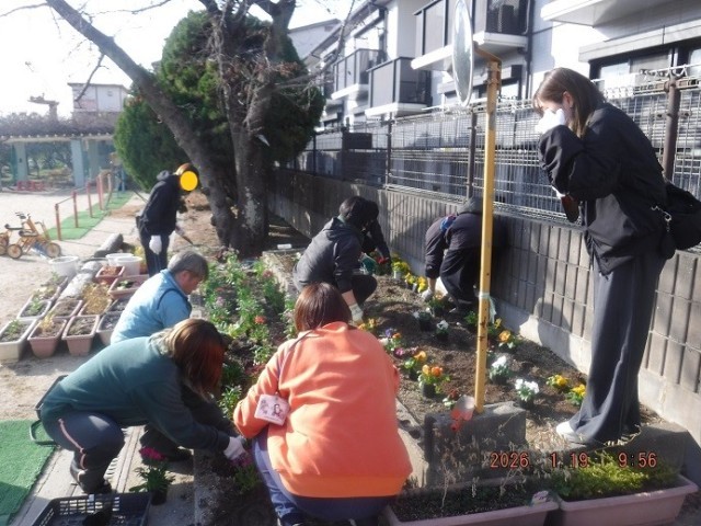 花壇に花を植えてくれました