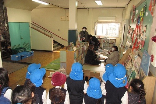 おうちの方が絵本の整理や修理をしてくれました