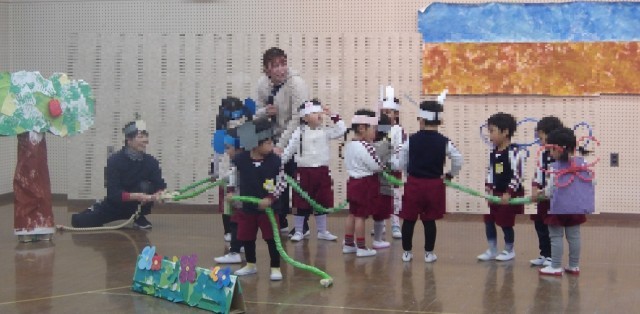 ３歳児『おおきなかぶ』ごっこ