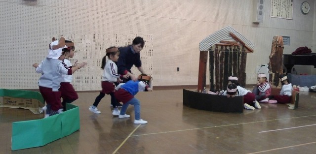 ４歳児『３びきのこぶた』ごっこ